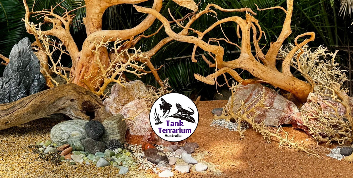 Natural rocks, wood, gravel, sand, pebbles and aquasoil for aquariums and terrariums